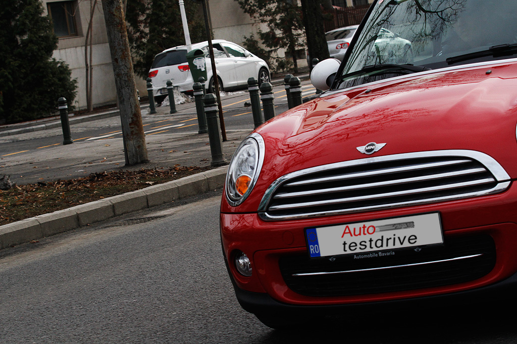 MINI COOPER - road