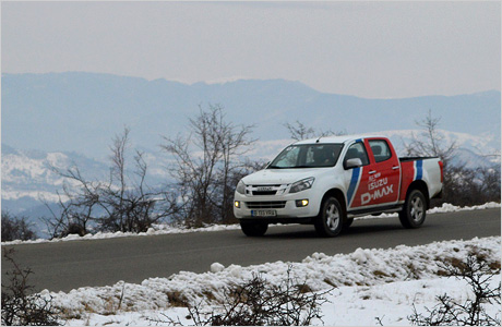 Isuzu D-Max 2012 pe asfalt