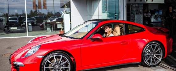 Simona Halep - Porsche 911 Carrera 4
