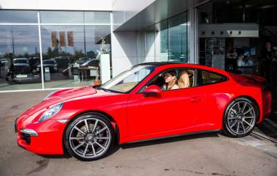 Simona Halep - Porsche 911 Carrera 4