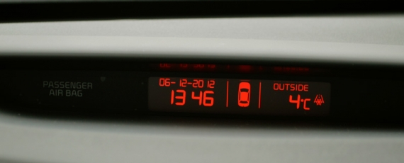 Display-ul de deasupra bordului