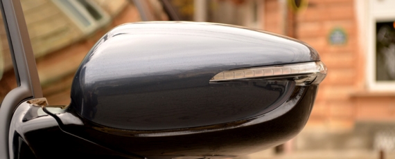 Oglinzile laterale cu semnalizare LED si Puddle-light