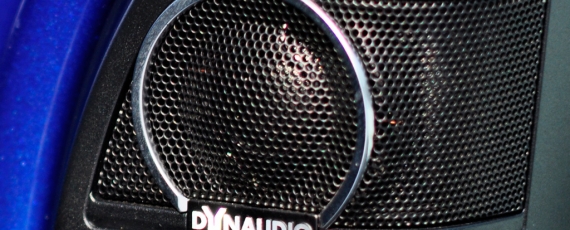 Marca Dynaudio prezentă şi vizual la interior