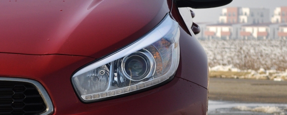 Kia Cee'd 1.6 GDI City - farurile cu lupă şi DRL