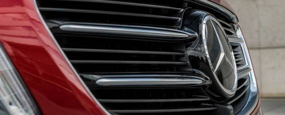 Mercedes-Benz V-Class designo hyacinth red metallic (06)