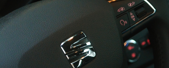 Noul Seat Leon - logo-ul Seat de pe volan