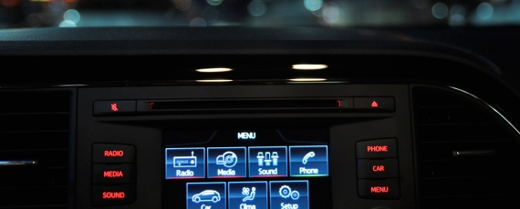 Noul Seat Leon - Media System Colour meniu