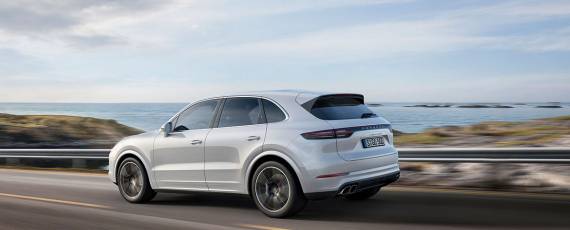 Porsche Cayenne Turbo 2018 (02)