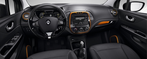 Renault Captur - interior roşu