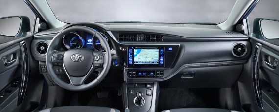 Noua Toyota Auris facelift 2015 - interior
