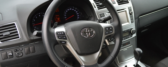 Toyota Avensis - postul de conducere