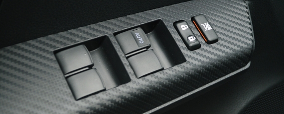 Noua Toyota RAV4 2013 - finisajele gen "carbon look"