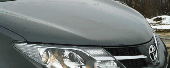 Noua Toyota RAV4 2013 - linia capotei