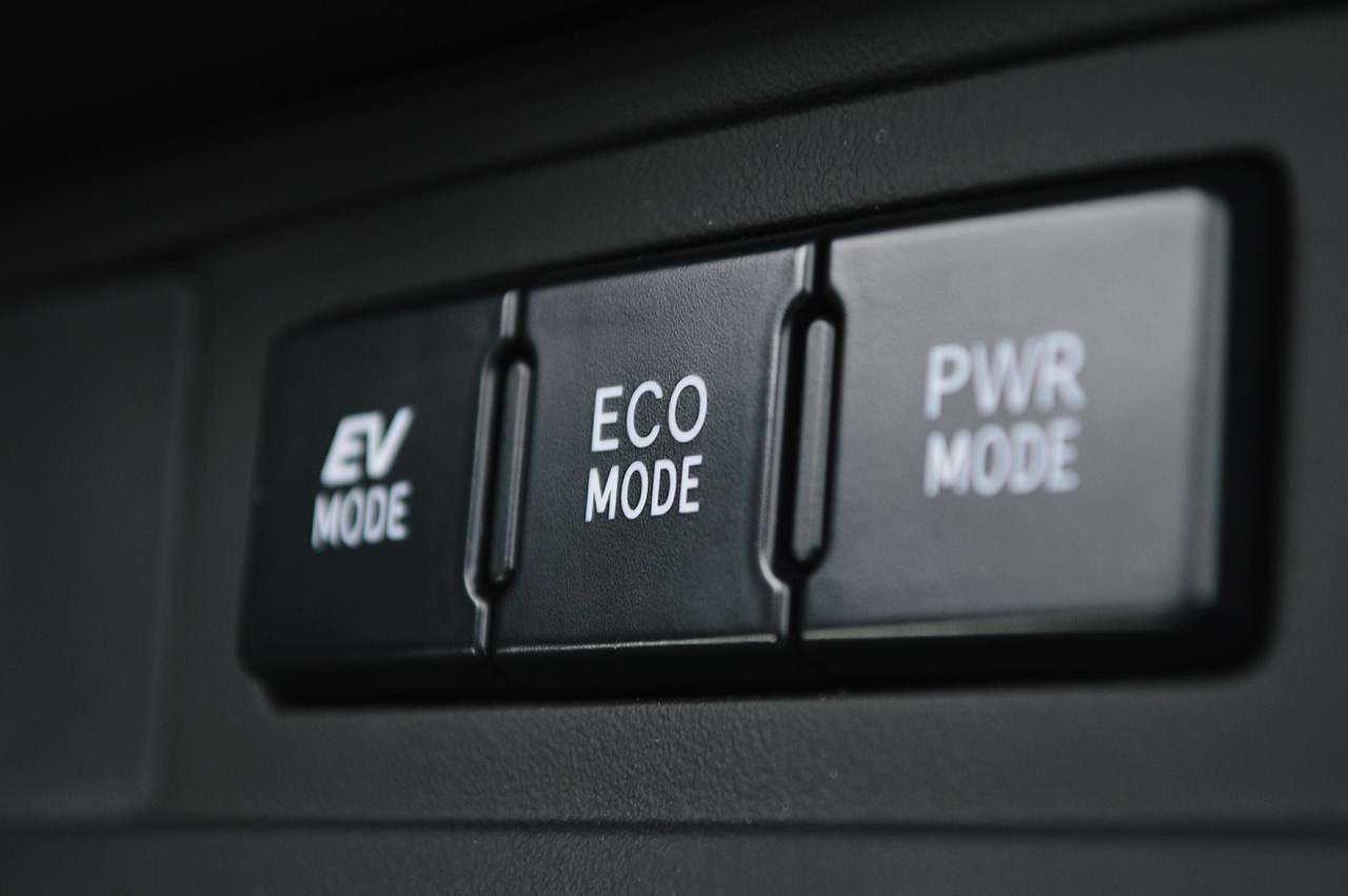 Noua Toyota Auris Hybrid - EV ECO PWR MODE