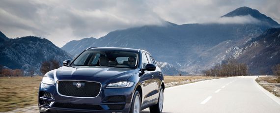 Jaguar F-PACE 2018 (01)