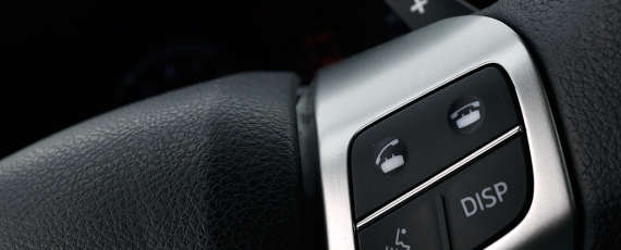 Toyota Avensis - cele pentru telefon şi comenzi vocale